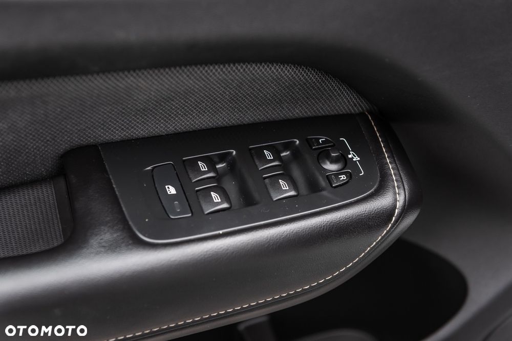 Volvo XC 60 D3 Drive-E R-Design Kinetic - 19