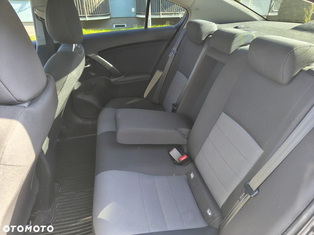 Toyota Avensis 1.8 Active - 12