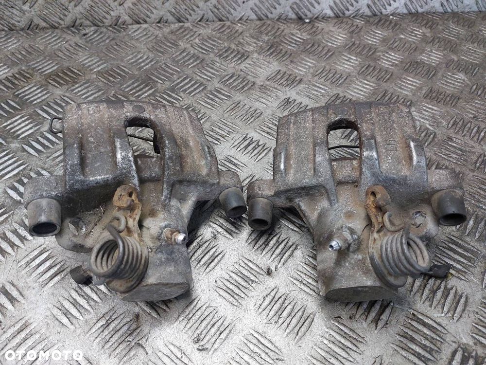 ZACISK HAMULCOWY LEWY TYŁ + PRAWY TYŁ MAZDA 3 I BK - 2