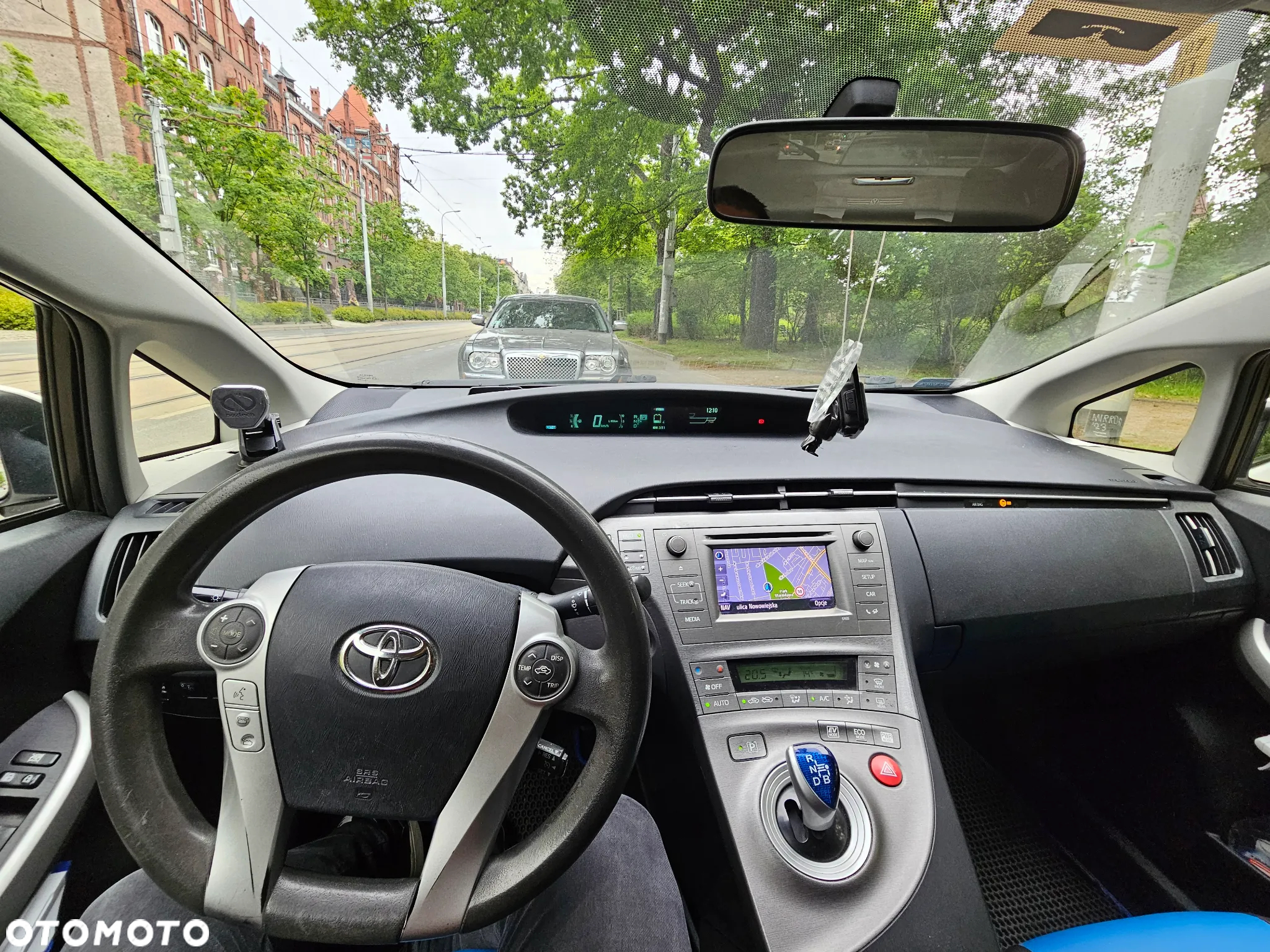 Toyota Prius (Hybrid) - 16