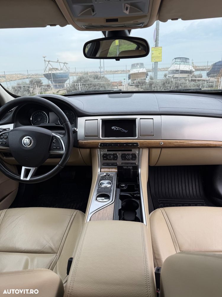 Jaguar XF 2.2D Premium Luxury - 9