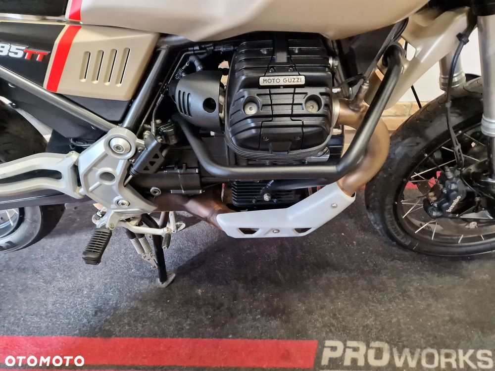 Moto Guzzi V85 - 32