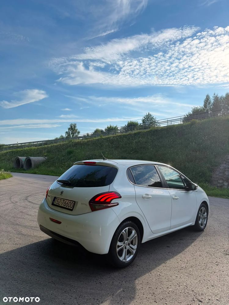 Peugeot 208 1.2 PureTech GPF Signature S&S - 8