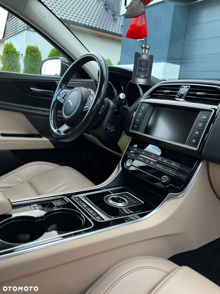 Jaguar XE 2.0 D Prestige - 20