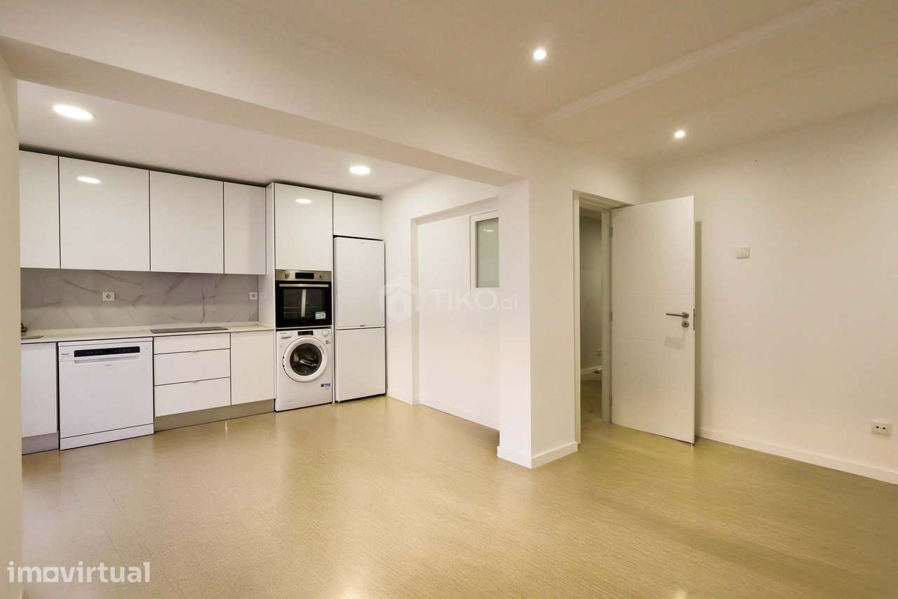 OPORTUNIDADE ÚNICA NA AMADORA – IMÓVEL TOTALMENTE REMODELADO COM LOGR - Grande imagem: 4/23