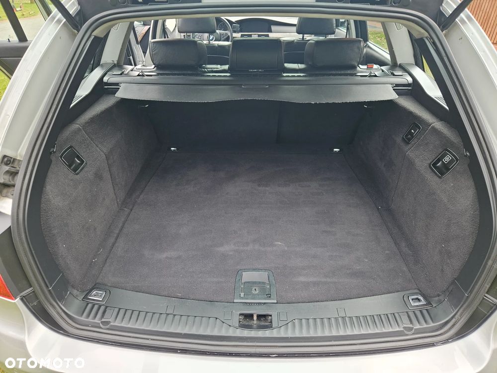 BMW Seria 5 525i Touring - 29