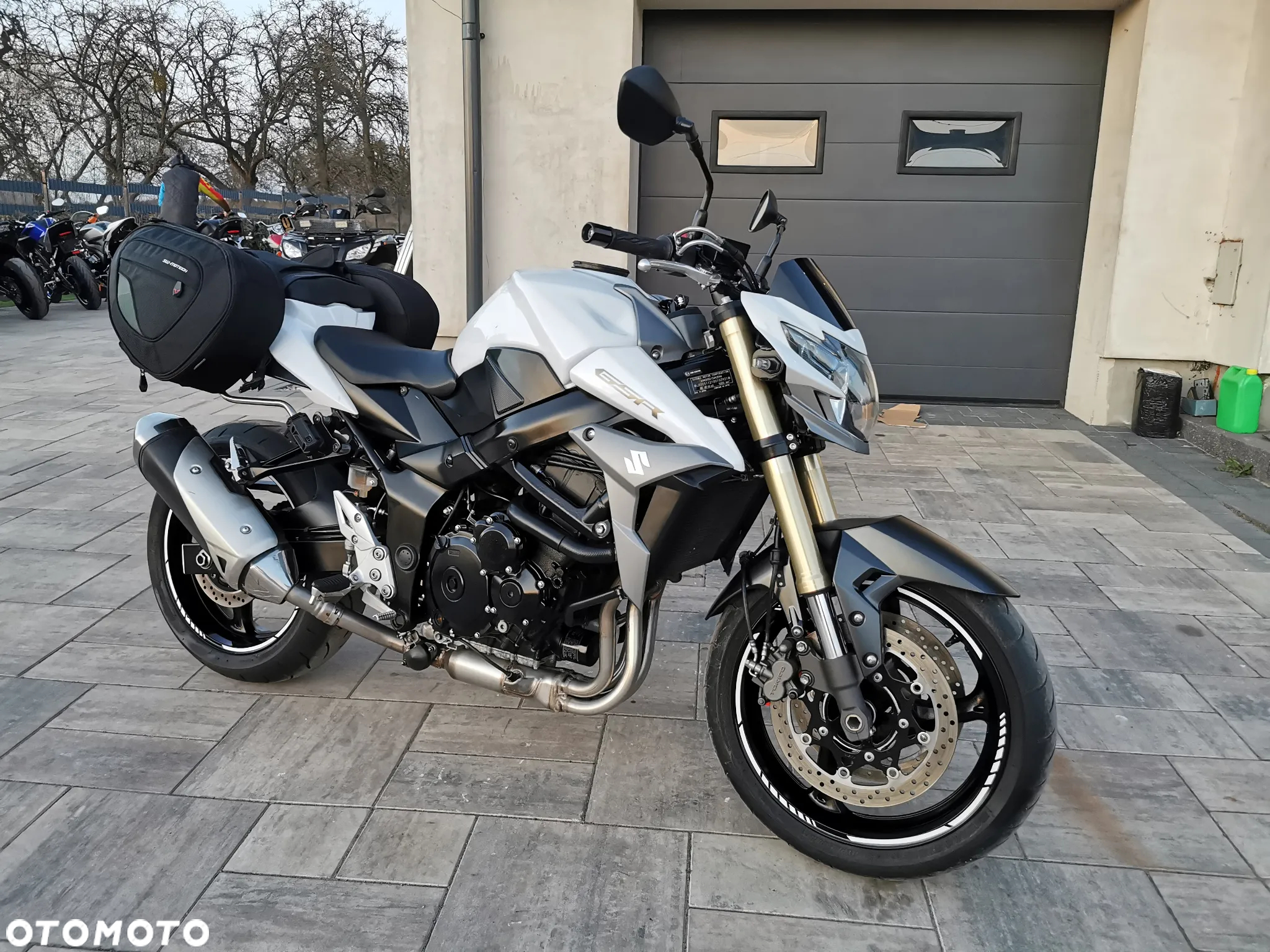 Suzuki GSR - 32