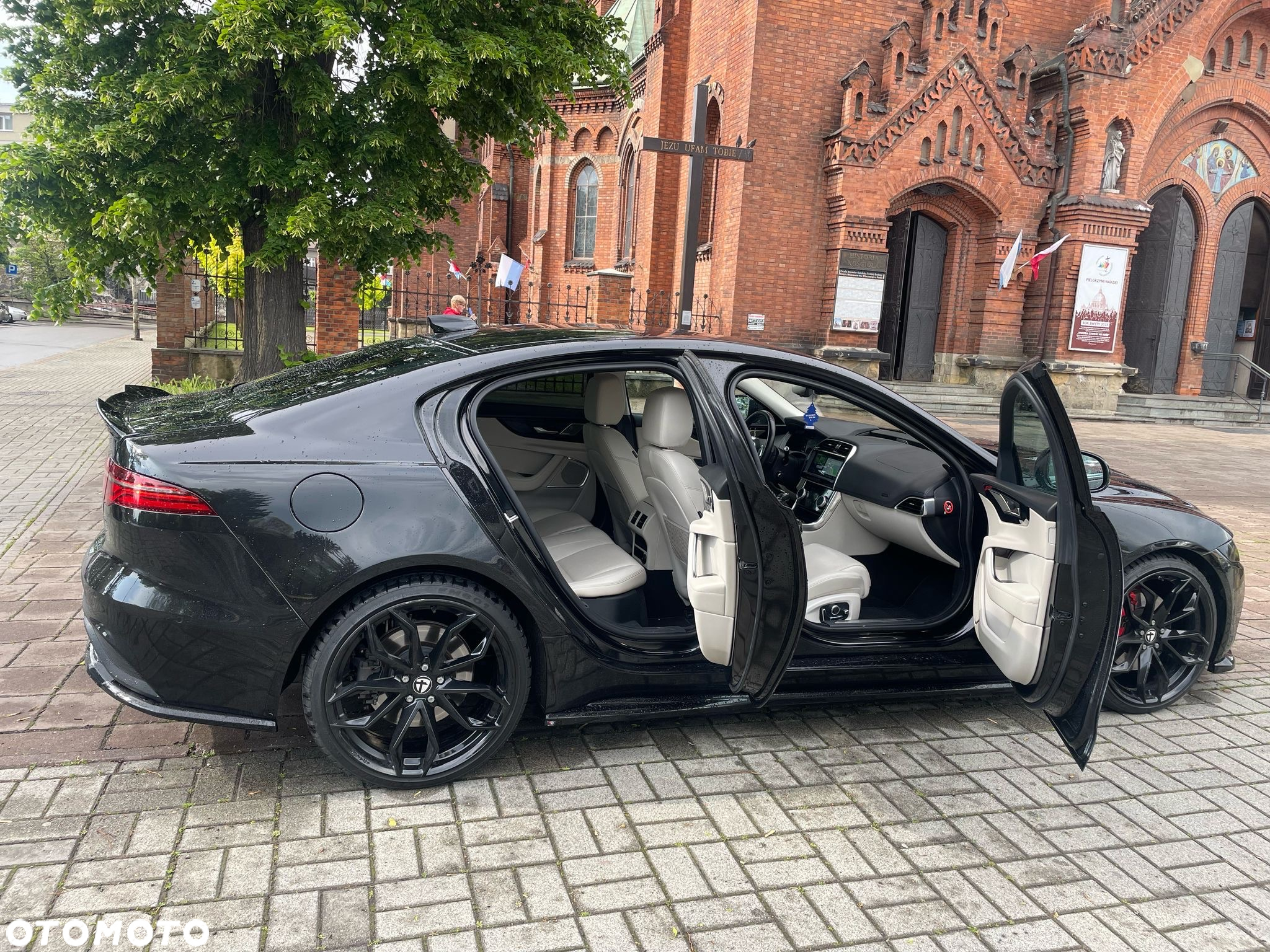 Jaguar XE 2.0 D180 HSE - 14