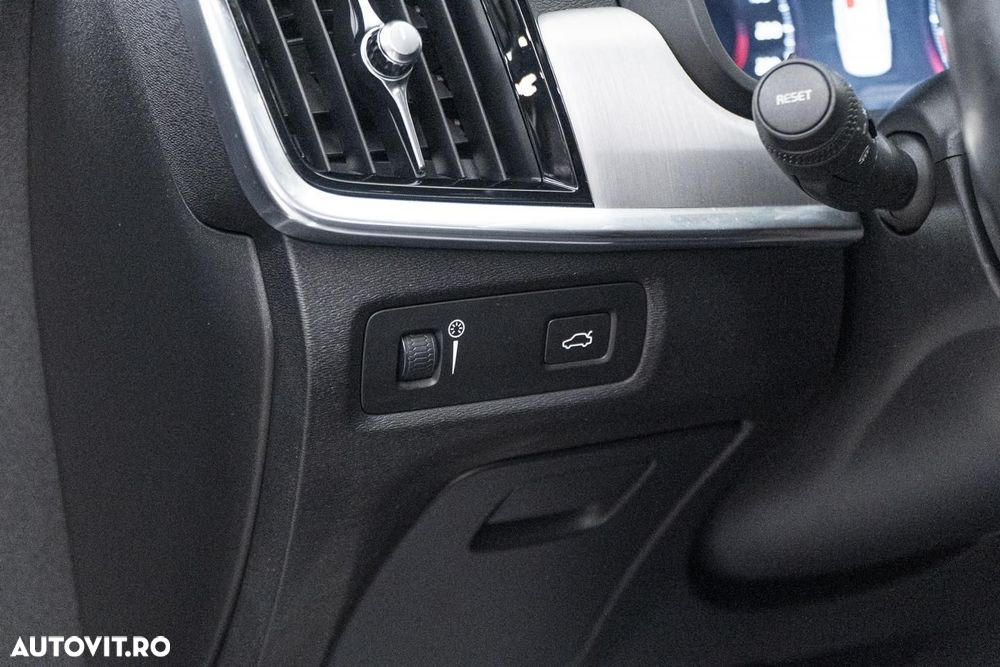 Volvo S90 D4 Geartronic Momentum Pro - 31