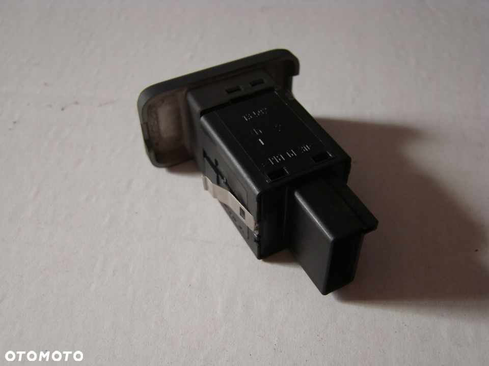 WŁĄCZNIK PRZYCISK KLAPY ELEKTRYCZNEJ OPEL VECTRA C KOMBI  wiązka wtyczka - 6