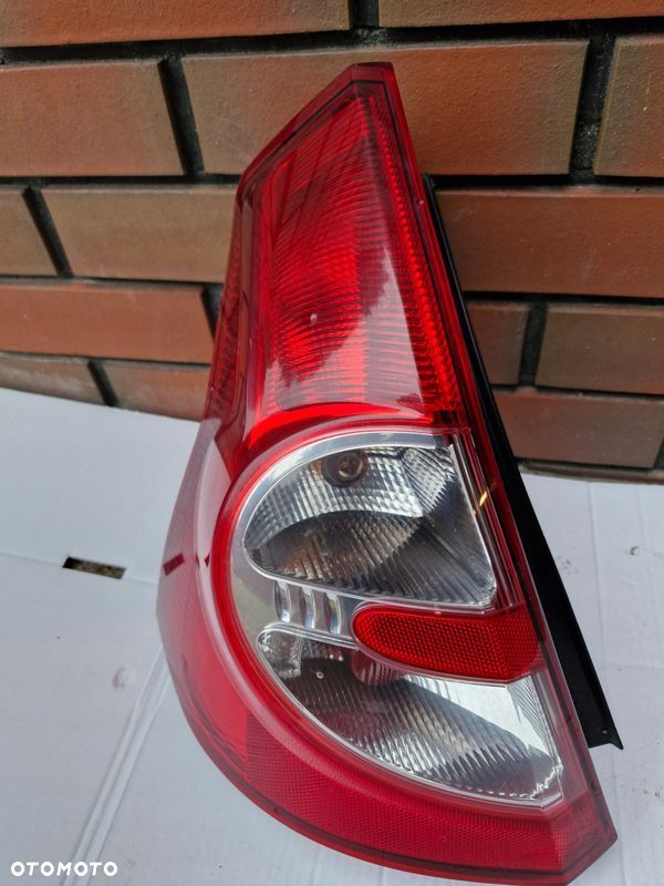 DACIA SANDERO I LAMPA TYŁ LEWA TYLNA 8200734825 - 1