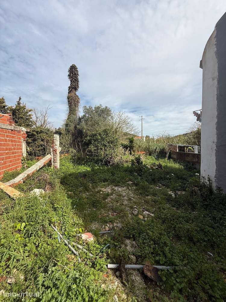 Prédio em estado de ruína, no centro de Runa - Grande imagem: 3/4