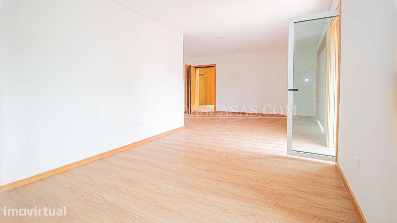 Apartamento T3 R/C com ampla varanda, próximo à praia - Grande imagem: 3/17
