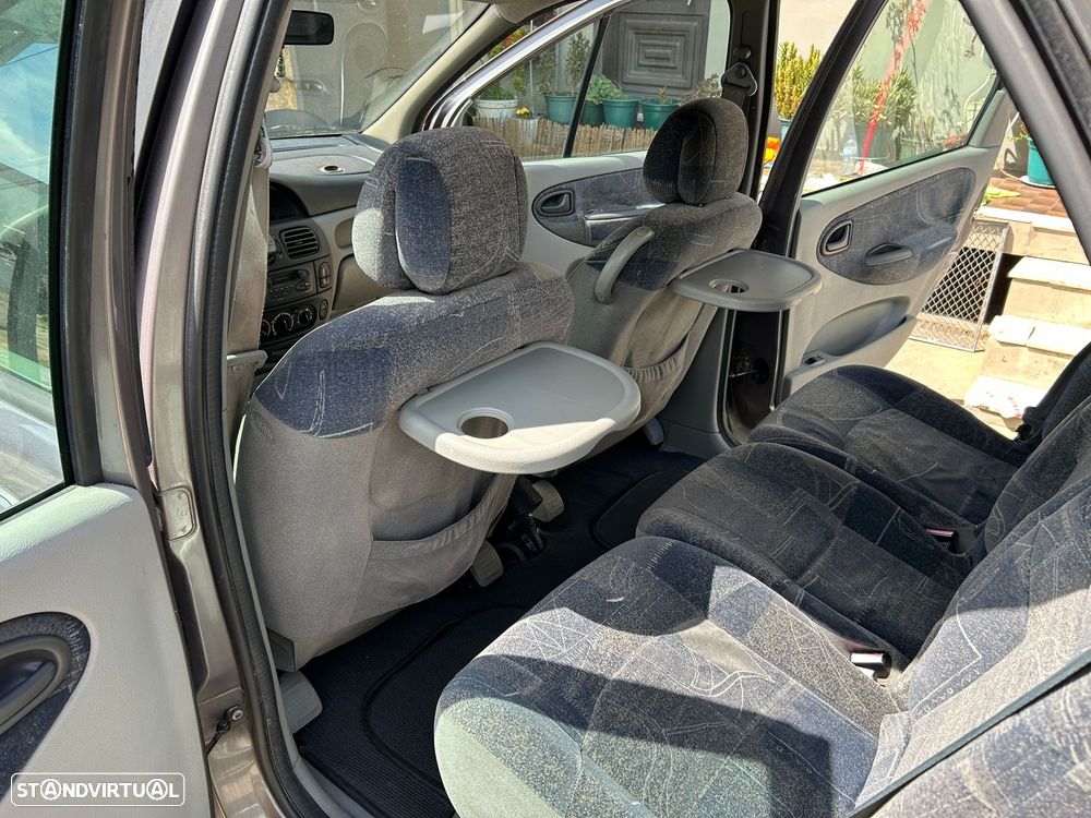 Renault Mégane Scénic - 9