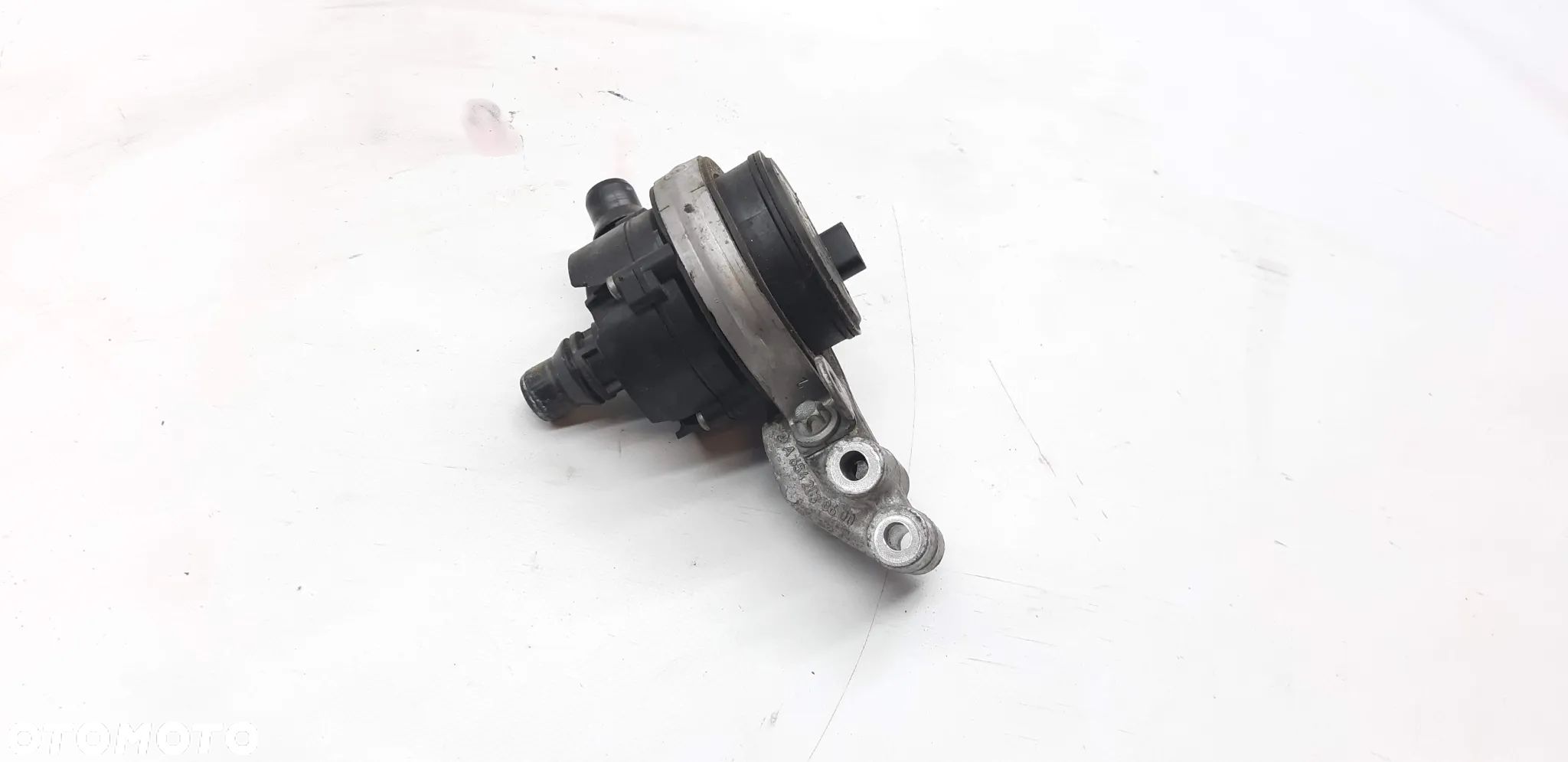 Pompa wody A0005000900 Mercedes W213 2017r 2.0d kombi - 1