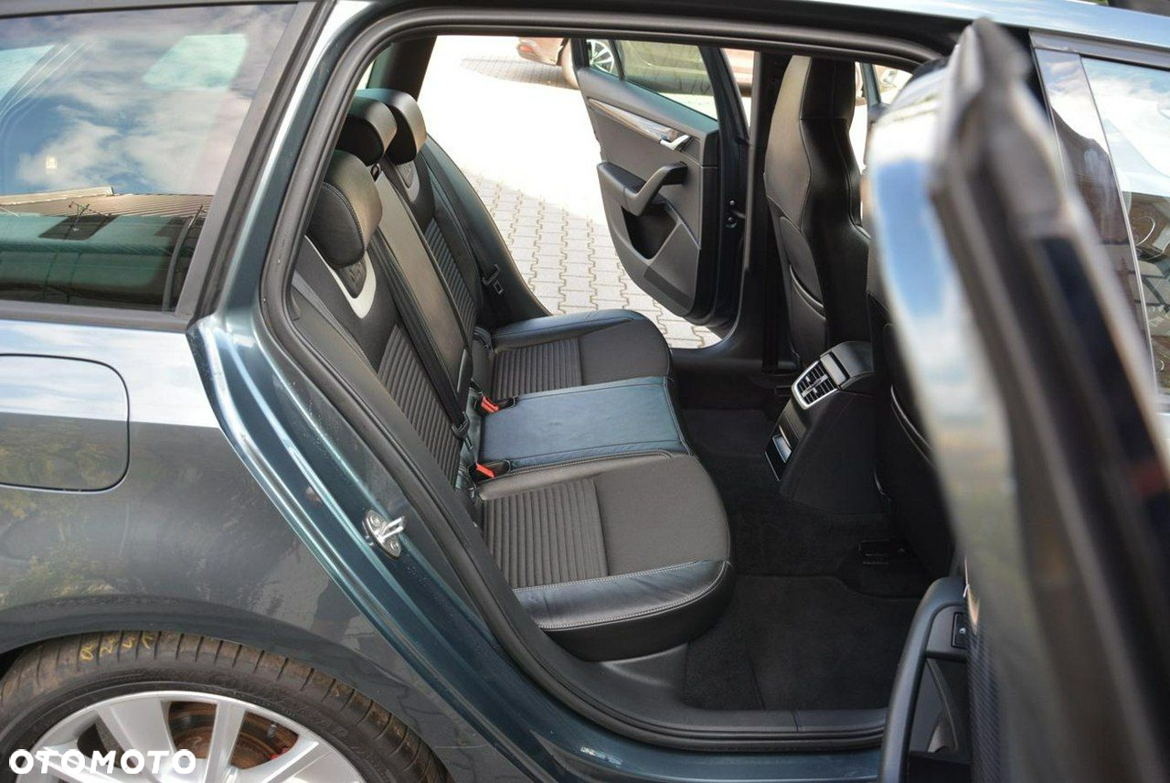 Skoda Octavia Combi 2.0 TDI DSG RS - 16