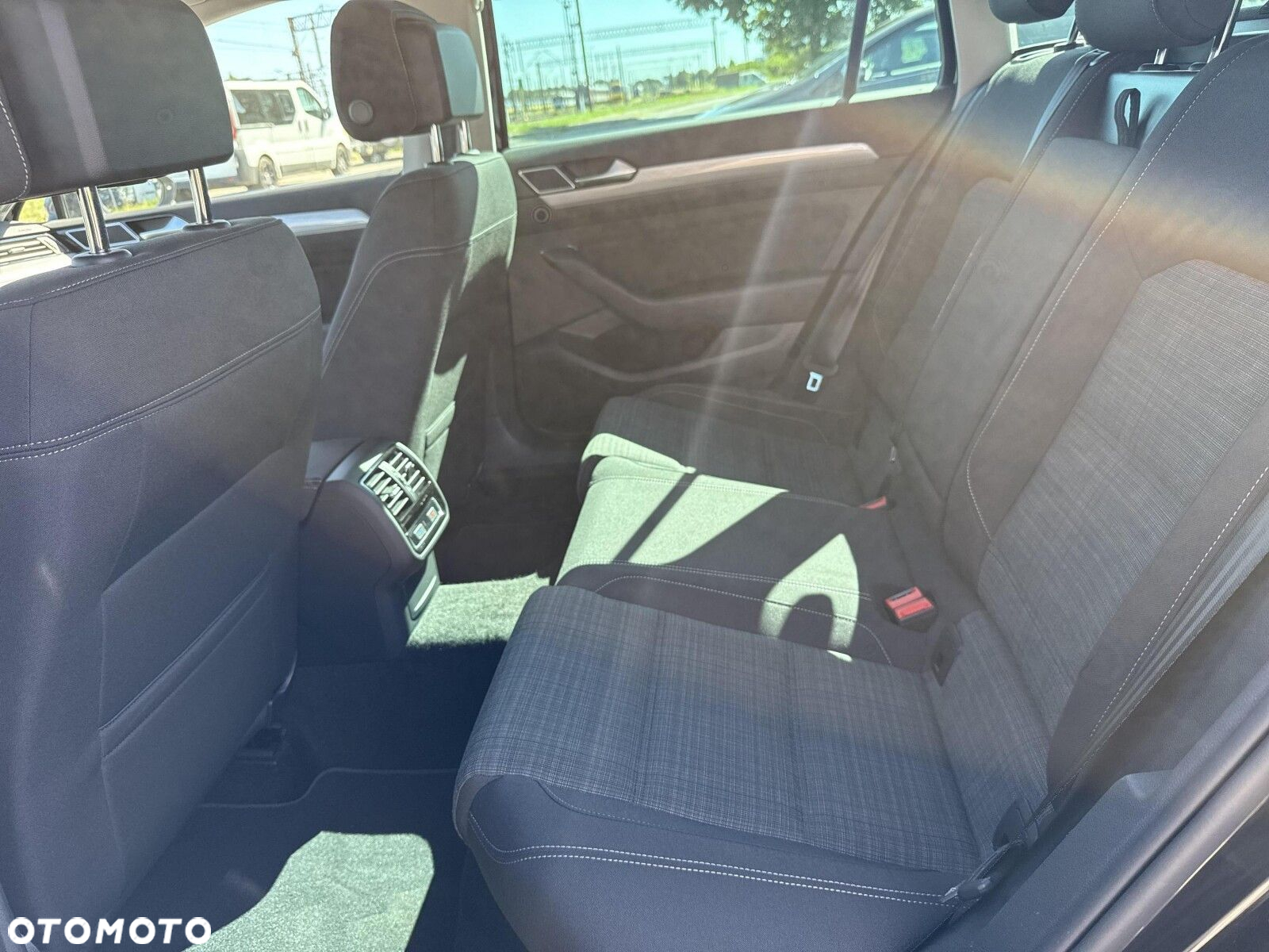 Volkswagen Passat 2.0 TDI Business DSG - 36