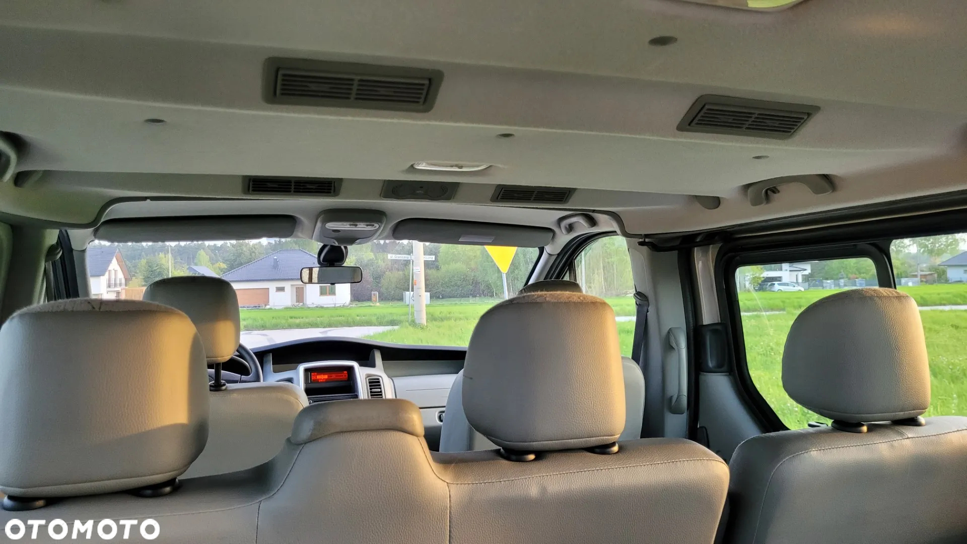 Renault Trafic 2.0 dCi 115 FAP Grand Passenger Black Edition - 27