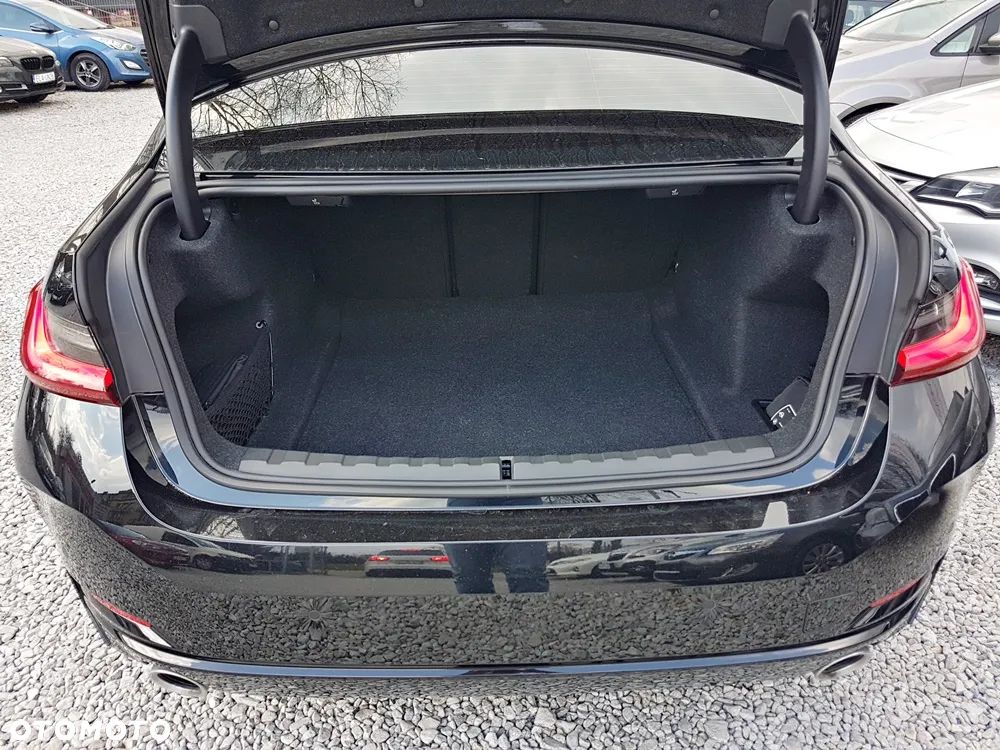 BMW Seria 3 330d xDrive mHEV - 23