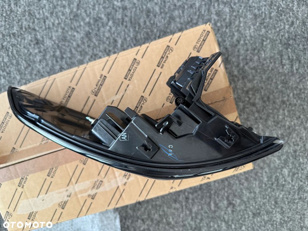 TOYOTA COROLLA E21 LAMPA TYŁ TYLNA PRAWA 19- KOMBI 81551-02D30 - 3