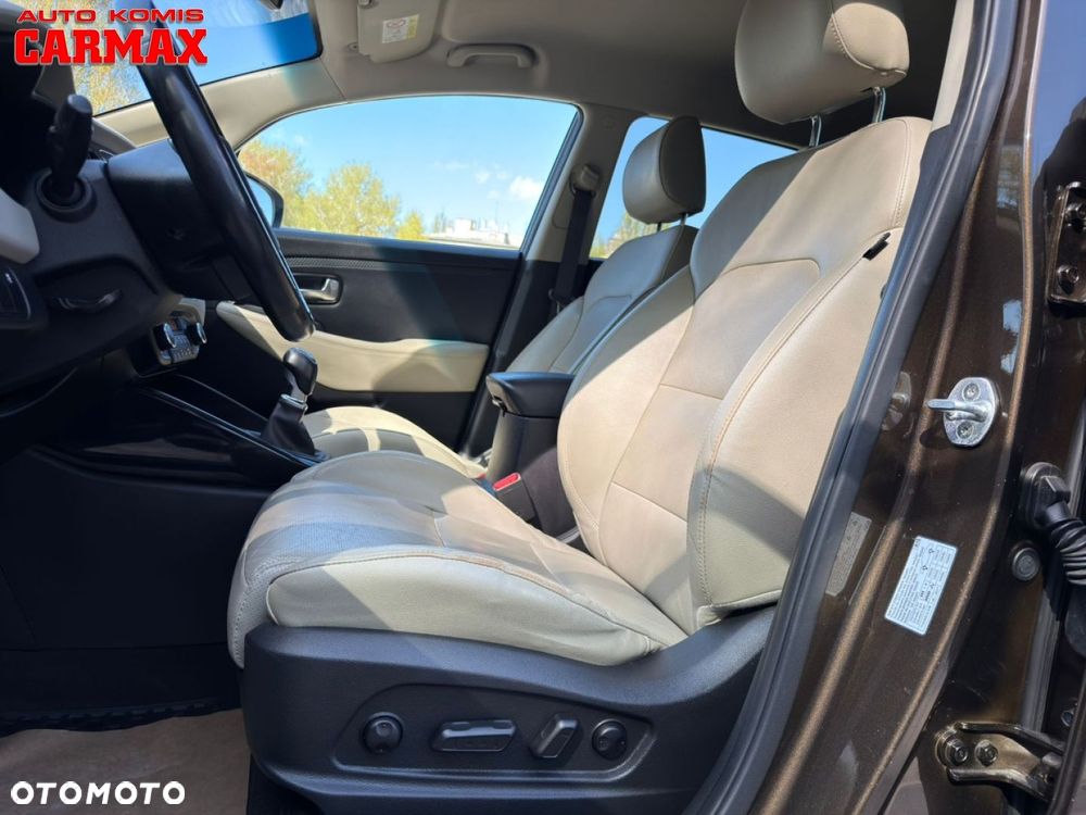 Kia Carens - 12