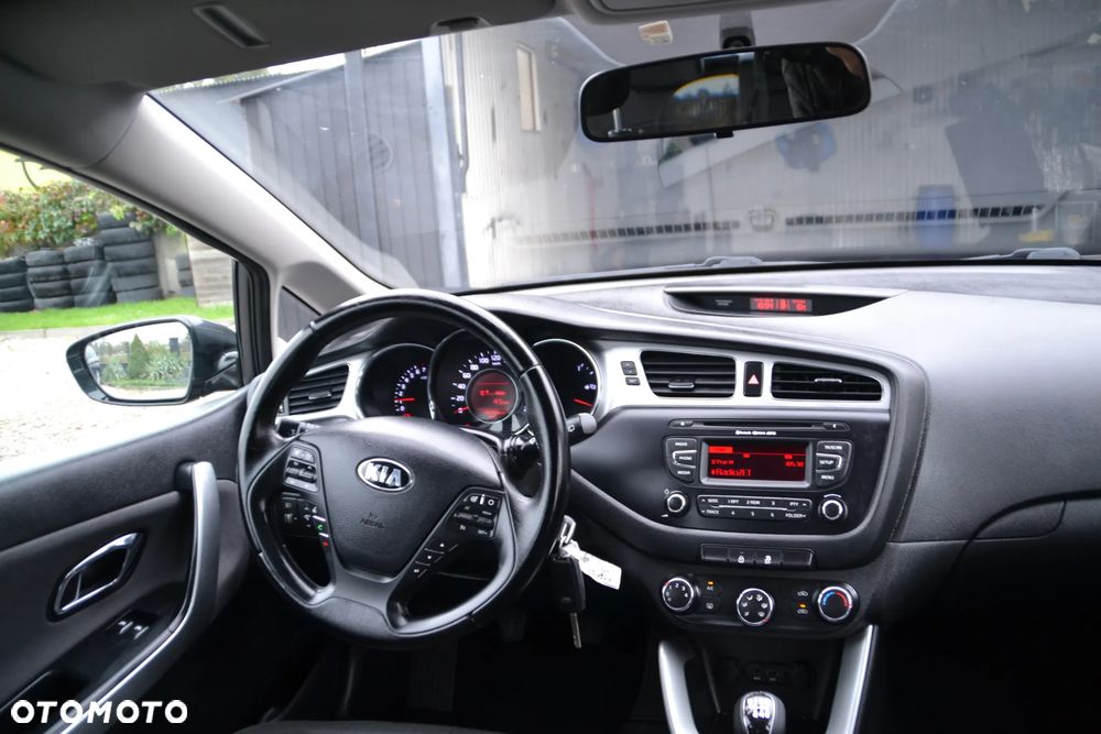 Kia Ceed 1.6 GDI Dream Team Edition - 30