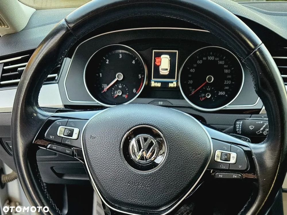 Volkswagen Passat - 13