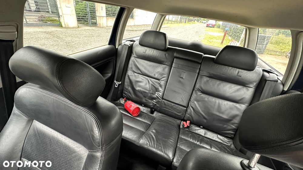 Volkswagen Passat 1.9 TDI Highline - 24