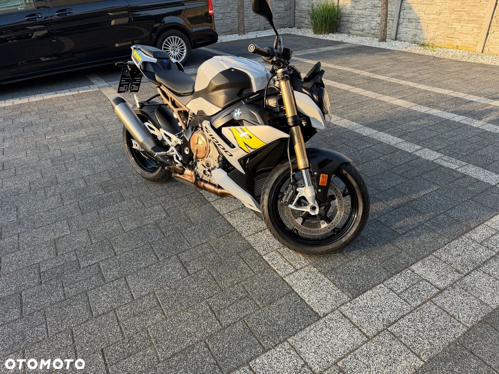 BMW S - 8
