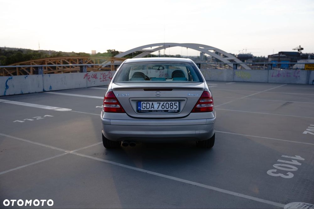 Mercedes-Benz Klasa C 320 4Matic Classic - 4