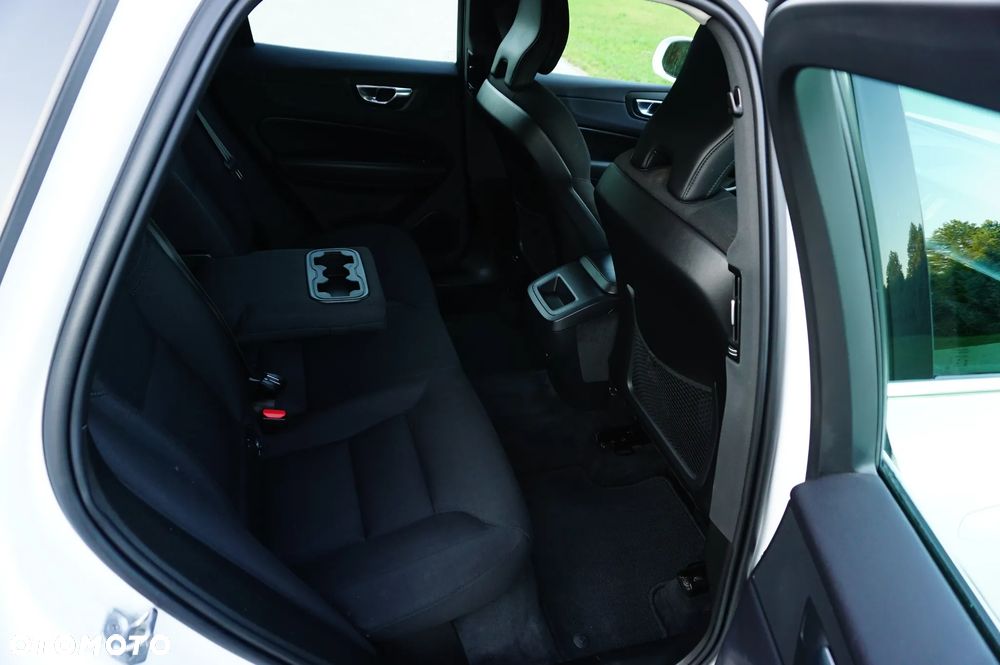 Volvo XC 60 B4 B Momentum Pro - 22