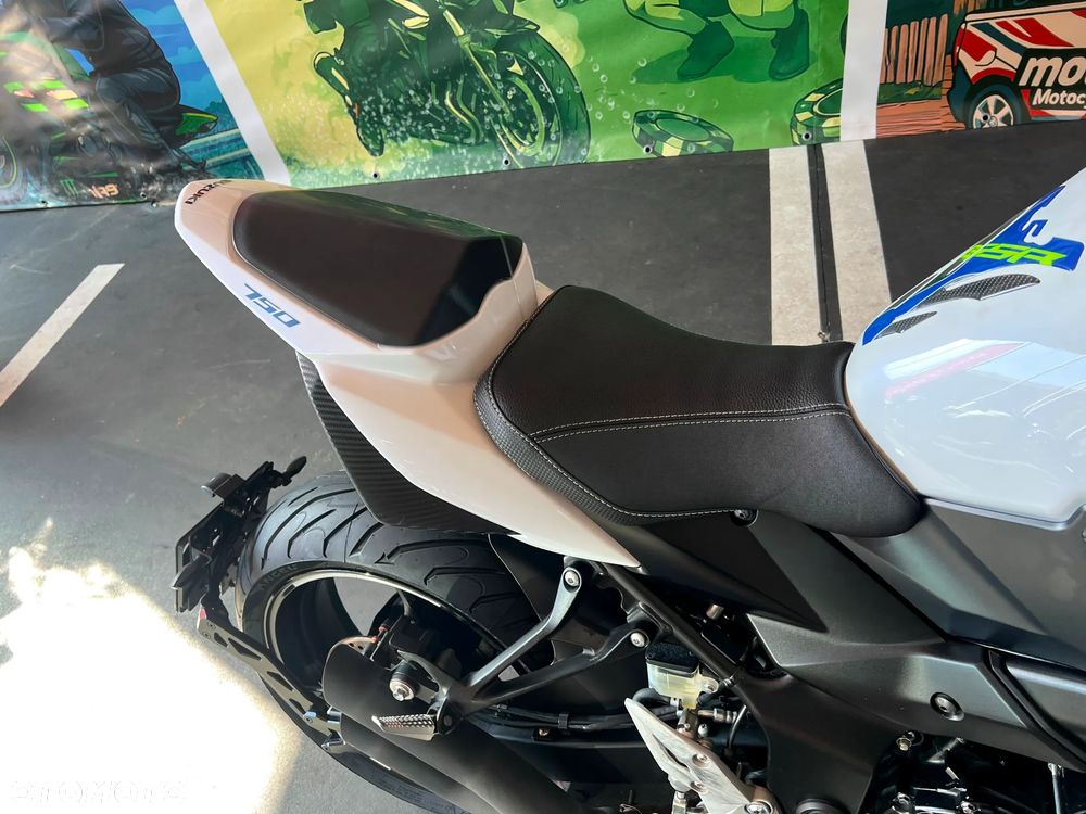 Suzuki GSR - 9