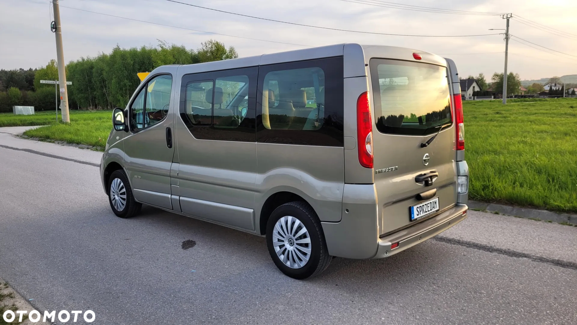 Renault Trafic 2.0 dCi 115 FAP Grand Passenger Black Edition - 6