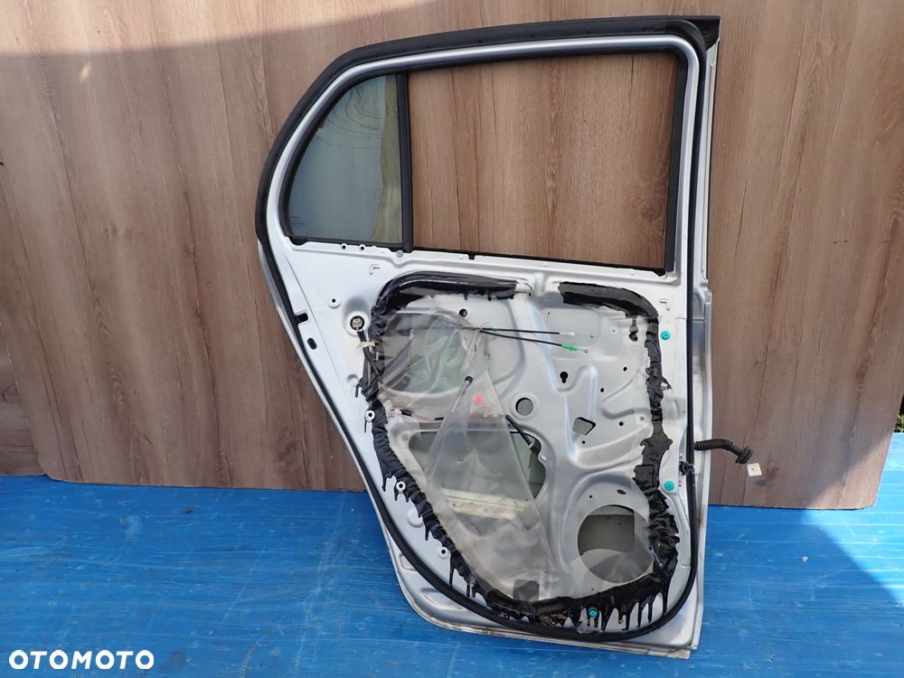 TOYOTA YARIS II 06-11 5d DRZWI TYLNE LEWE 1E7 - 14