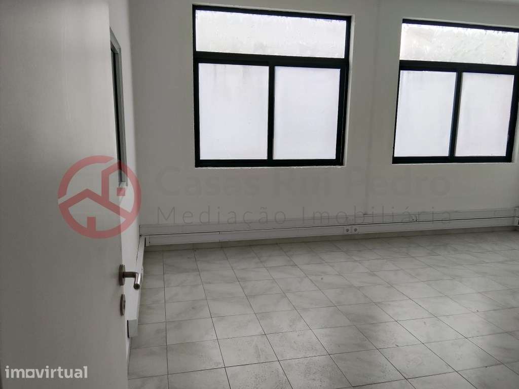 Armazém Tipo 2 à Venda em Parque Industrial Com ligação direta ao PT - Grande imagem: 2/26