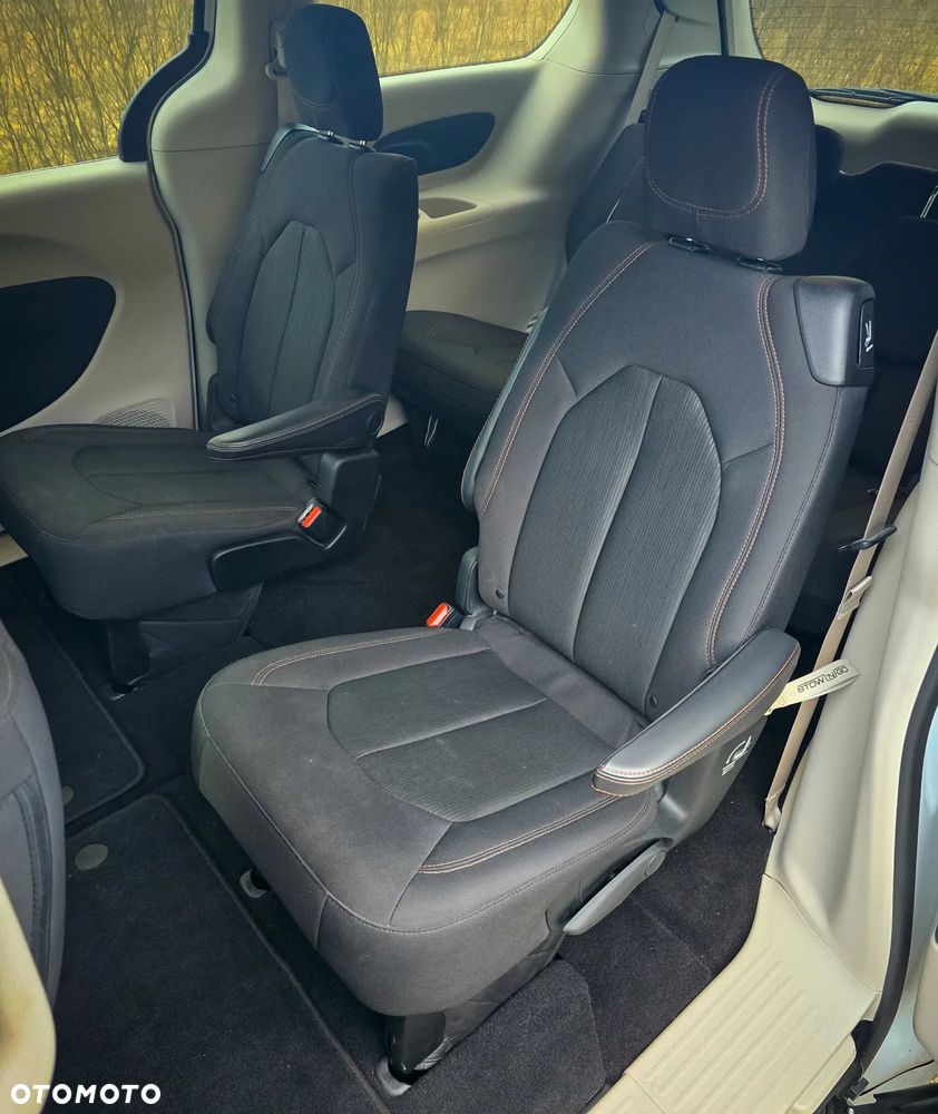 Chrysler Pacifica - 12