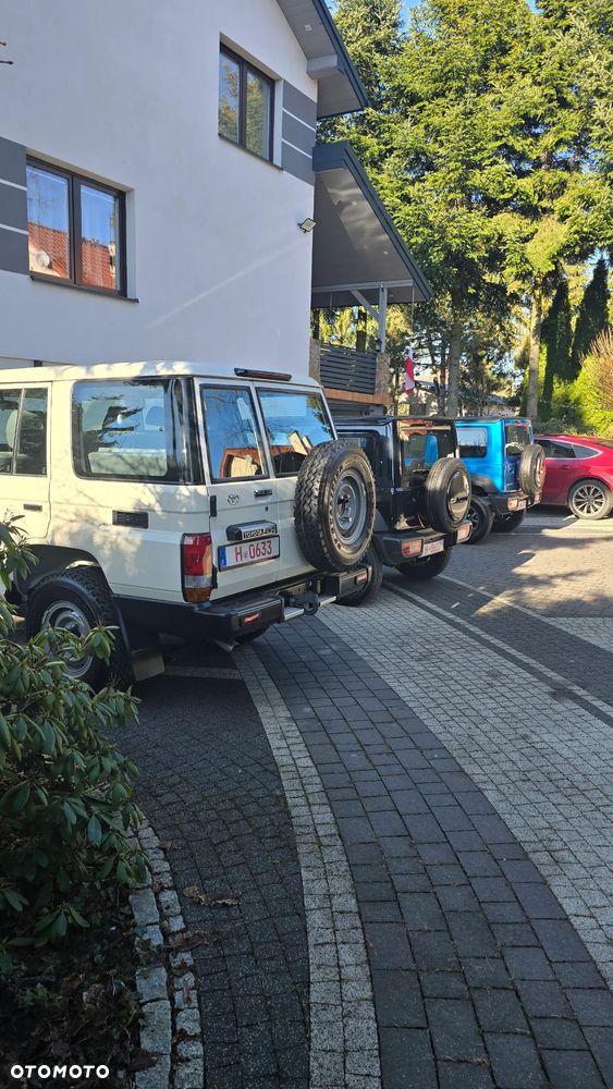 Toyota Land Cruiser - 22