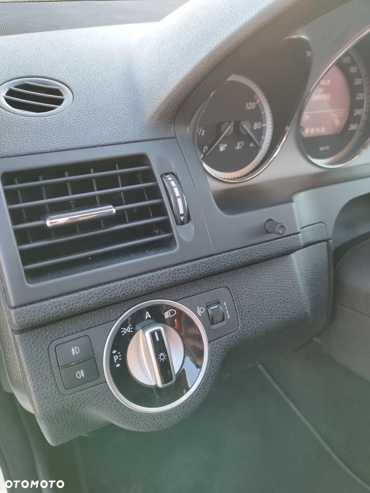 Mercedes-Benz Klasa C 180 CGI Automatik BlueEFFICIENCY Avantgarde - 16