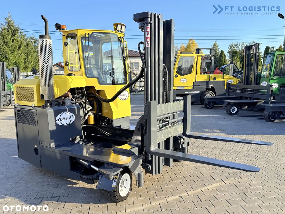 Combilift WÓZEK CZTEROKIERUNKOWY - WIELOKIERUNKOWY / C3000 / GAS / TRIPLEX 4900MM / WOLNY SKOK / POZYCJONER WIDEŁ / PEŁNA KABINA / STAN IDEALNY / Szeroka oferta wózków czterokierunkowych i bocznych, dopasowanych do różnorodnych potrzeb i zastosowań - 23