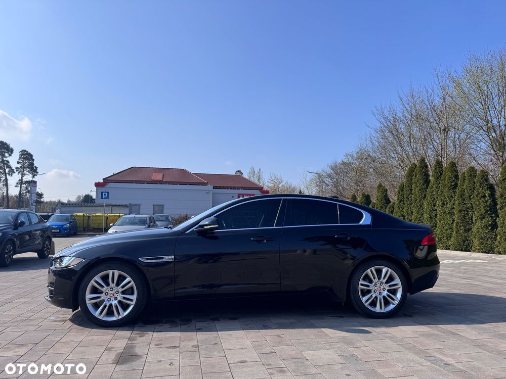 Jaguar XE 25t Prestige - 4