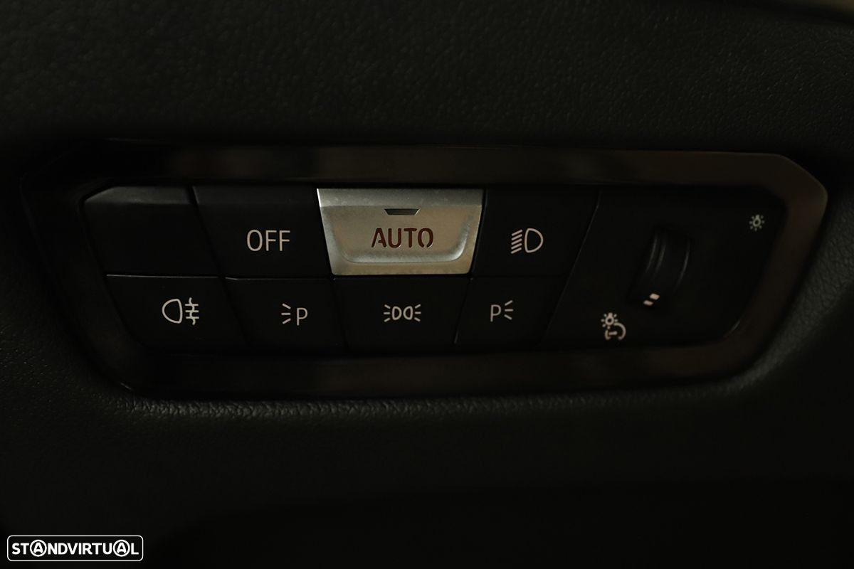 BMW 320 d Touring Pack Desportivo M Auto - 23
