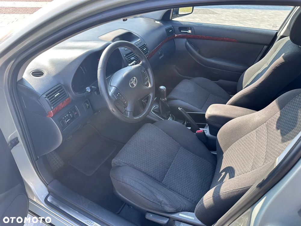 Toyota Avensis 2.0 VVT-i High - 8