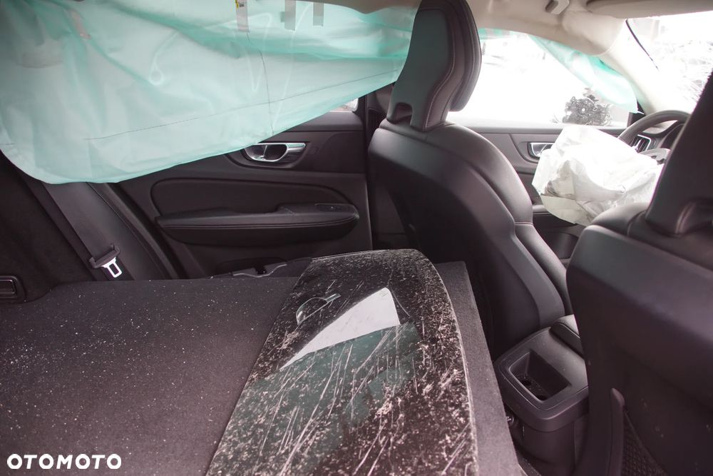 Auto na części - Volvo V60 II 2.0 D4 190 KM D4204T14 TG-81SC 717 2020R Silnik Skrzynia Drzwi Błotnik Zderzak Lampa Lusterko Klamka Szyba Deska Kokpit Sterownik Moduł Czujnik Licznik Wyświetlacz Panel Kierownica - 17