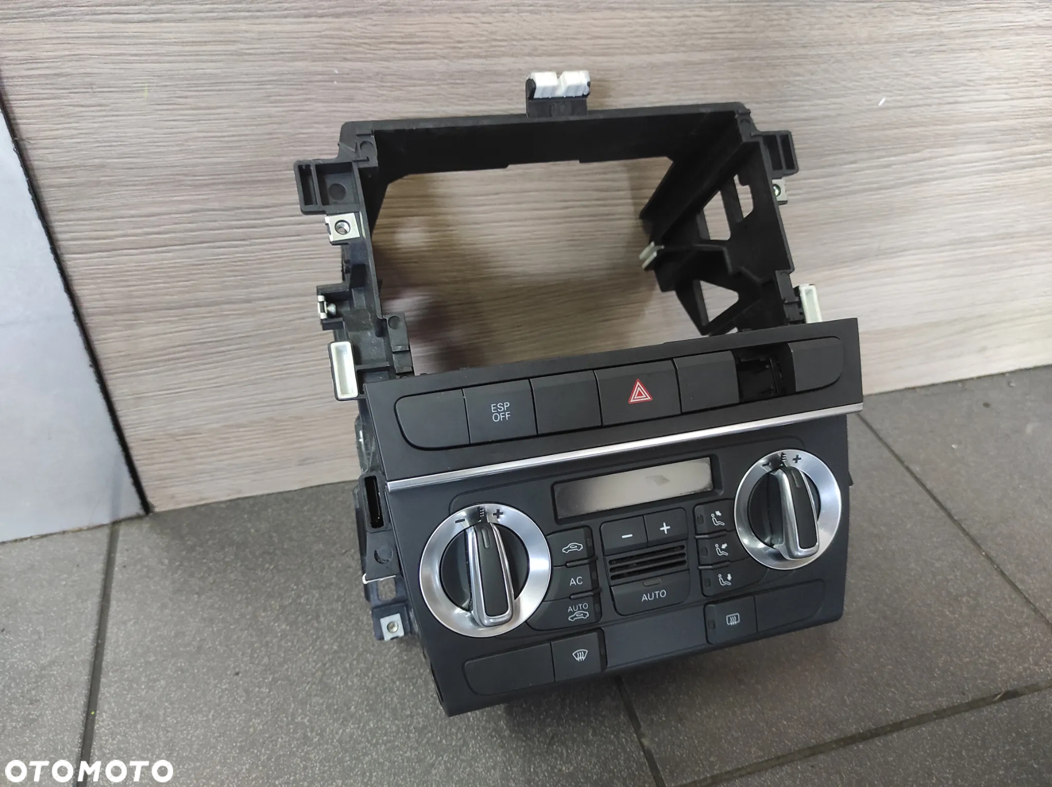 KOSZ RADIO PANEL KLIMATYZACJI RAMKA AUDI A3 8P LIFT 2DIN CLIMATRONIC WYSYŁKA !!!! - 2