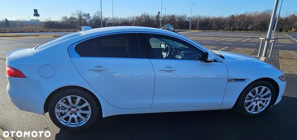 Jaguar XE 2.0 D Prestige - 6