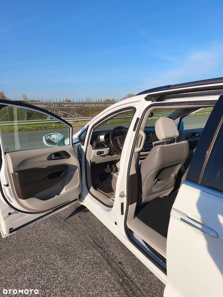 Chrysler Pacifica - 16