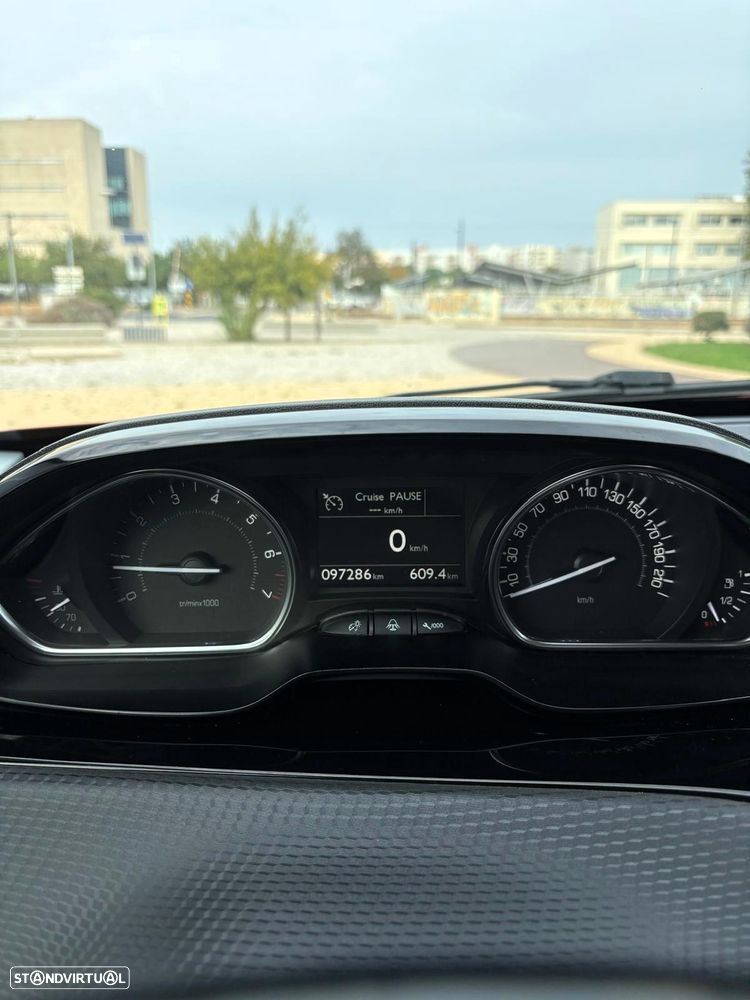 Peugeot 2008 1.2 PureTech Allure - 8