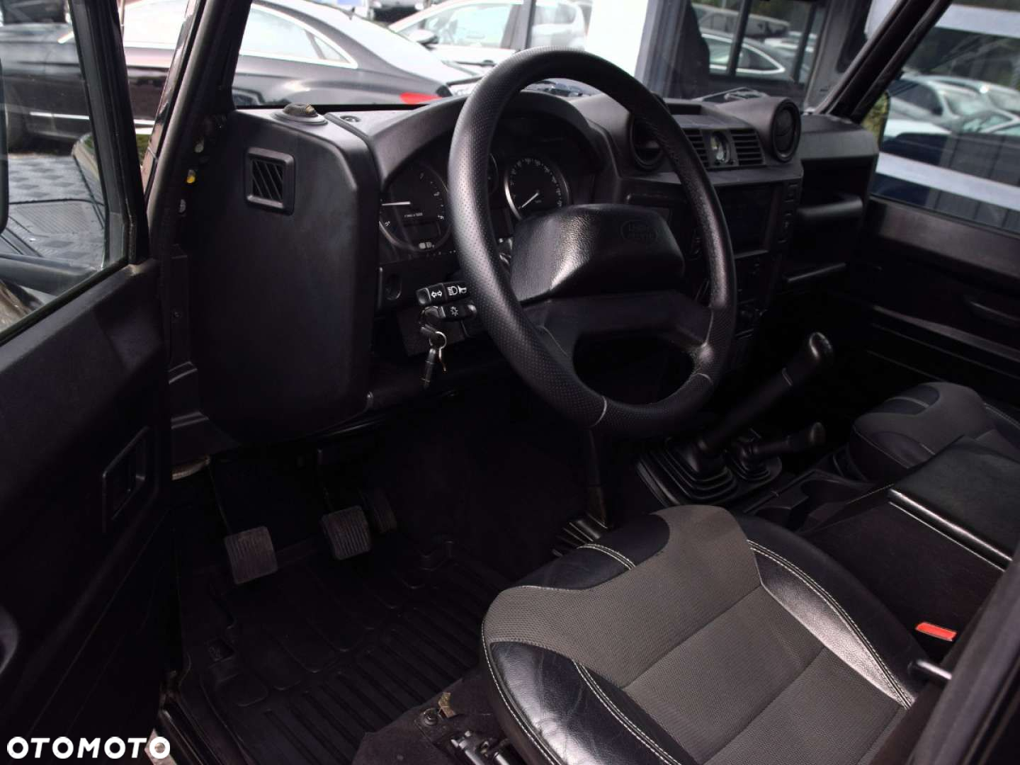 Land Rover Defender - 25