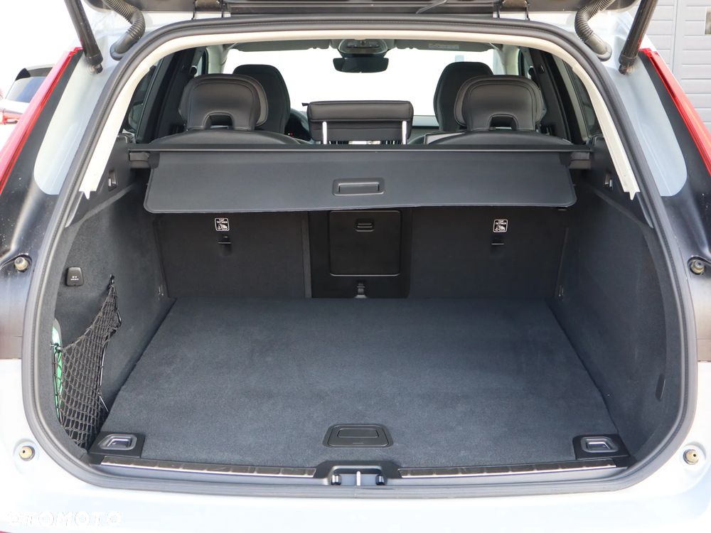 Volvo XC 60 T8 Plug-In Hybrid AWD Ultimate Dark - 17