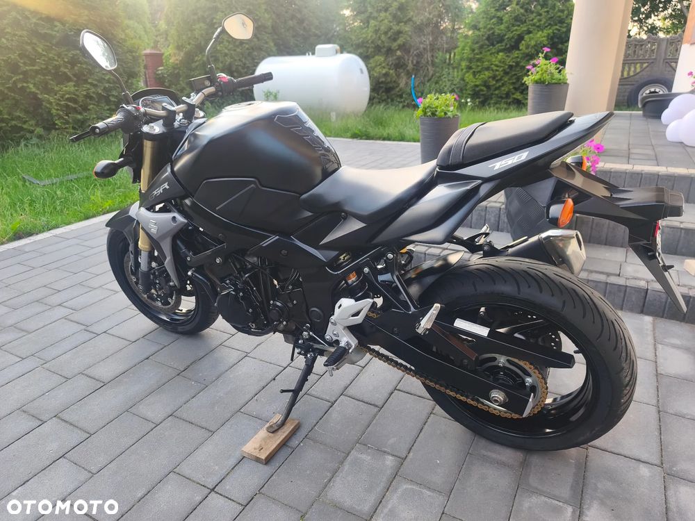 Suzuki GSR - 6